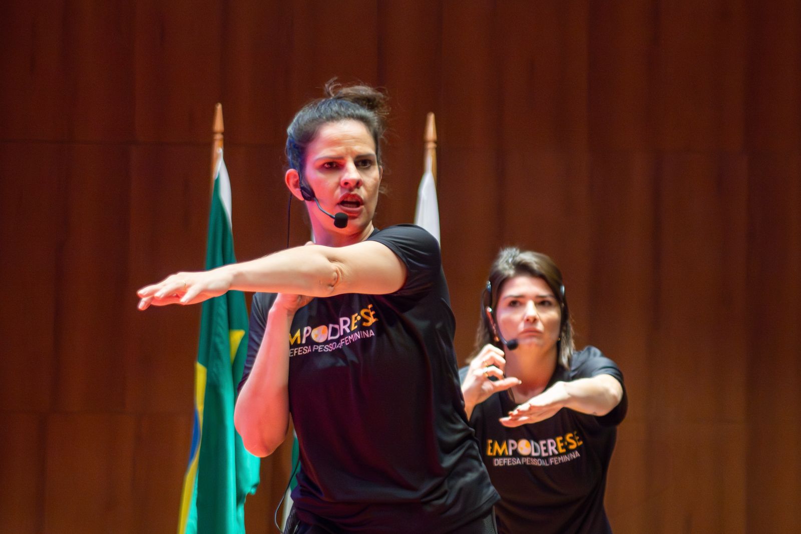 Instrutoras Empodere-se em demonstração de autodefesa feminina